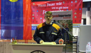 Stadtjugendgruppenleiter Tom Stender eröffnet die Versammlung und begrüßt die Anwesenden.